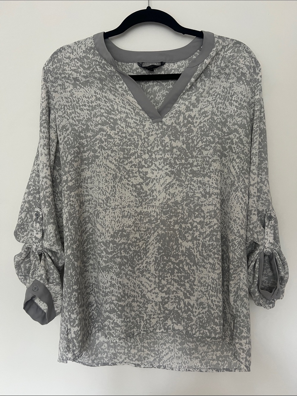 Kenneth Cole Gray Abstract V-Neck Roll-Tab Blouse